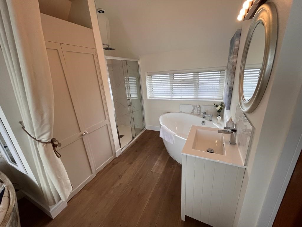 Admiral's Deck Bathroom - Luxury apartments Kent