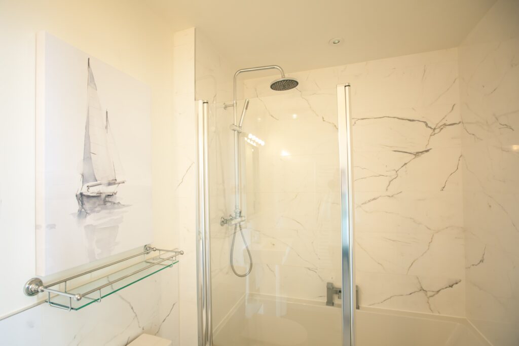 Gulls Rest Bathroom - Luxury holiday apartments Kent